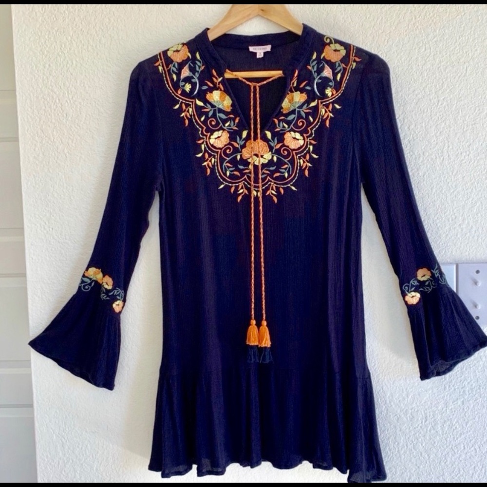 En Creme Embroidered Top, bell sleeves, Size Small